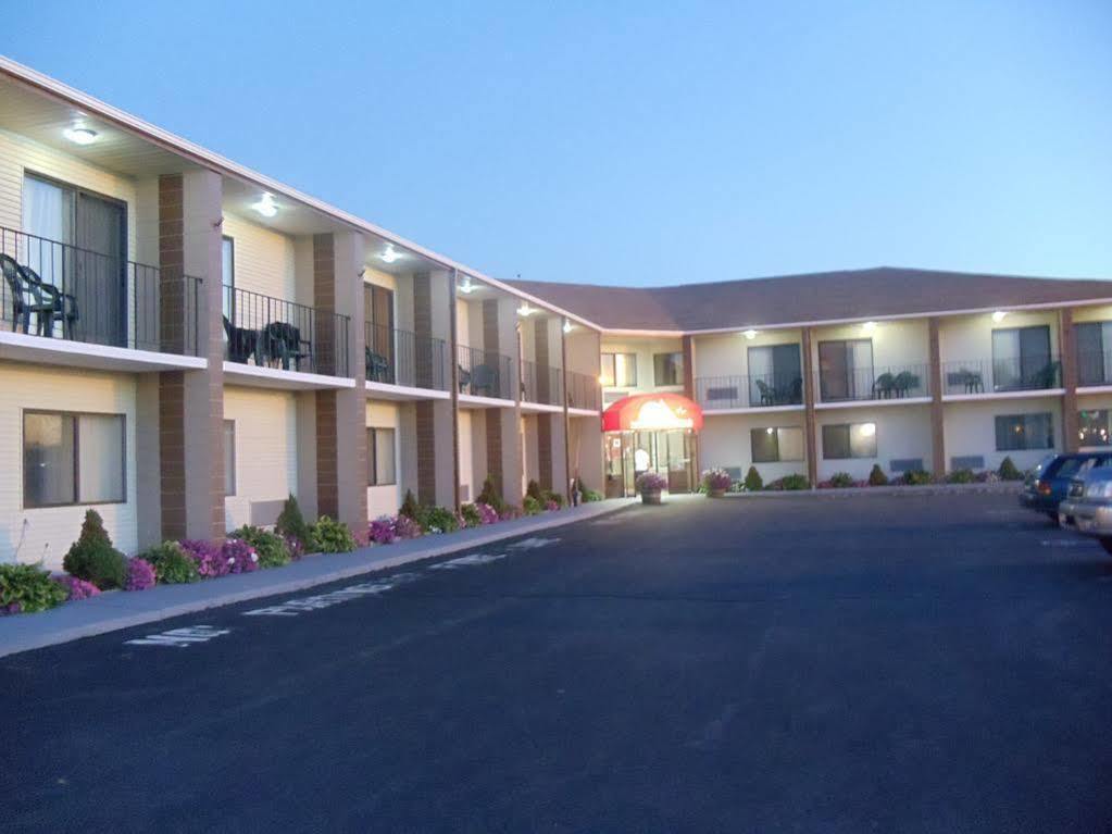 Red Roof Inn & Suites Newport - Middletown, Ri Exterior foto